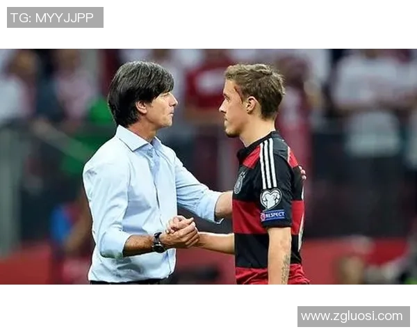 足球球星与女友亲密接吻画面曝光 两人甜蜜互动引发热议 足球球星与女友亲密接吻画面曝光 两人甜蜜互动引发热议